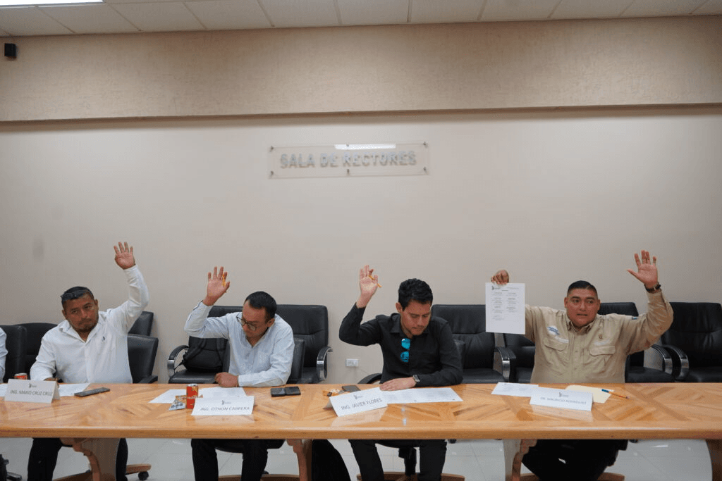 Nombra Asociación de Egresados de la UTCJ a su primer presidente