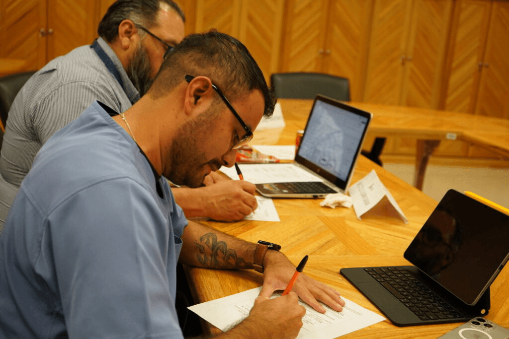 Sesión de trabajo y firma de documentos